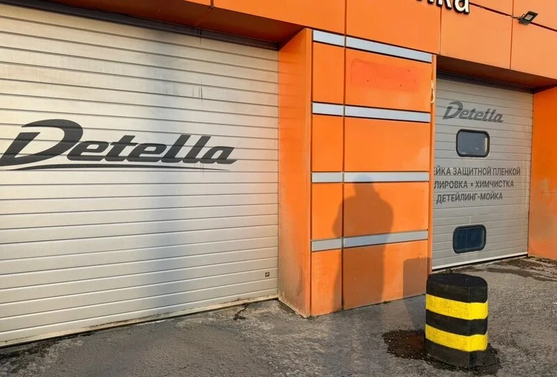 Вход в студию Detella на улице Коминтерна, 77Б