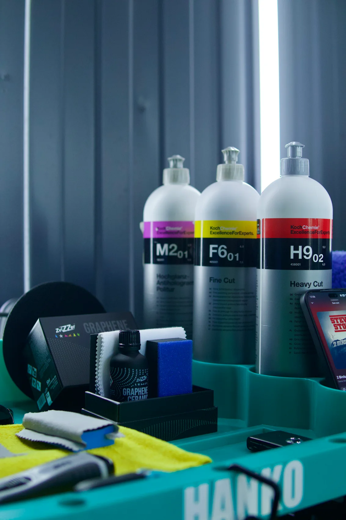 Средства и материалы на рабочей тележке в Detella